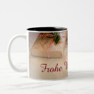 Festgeschenke als Weihnachtsmotiv Zweifarbige Tasse