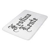 Festina Lente - Haste langsam machen - lateinische Badematte (Schrägansicht)