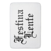 Festina Lente - Haste langsam machen - lateinische Badematte (Vorderseite Vertikal)