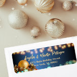 Festival Gold Christmas Bauble Rücksendeadresse La<br><div class="desc">Fügen Sie Ihren Kuverts eine Touch Feiertagsmagazin mit diesem individuell anpassbaren Weihnachtsrücksendelabel hinzu. Das Label zeichnet sich durch ein festes Design-Set mit tiefblauem Hintergrund und gelben Saitenleuchten aus. Auf der links Seite erweckt ein Weihnachtsschmuck aus Gold und Orange, der mit Kiefern und Beeren geschmückt ist, den Geist der Saison zum...</div>