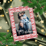 Festival Red Black Classic Nordic Fair Isle Motif Feiertagskarte<br><div class="desc">Chic simple Holiday Saison Grußkarte mit einem hübschen und modernen Script-Schriftart auf einem modernen modernen, trendigen Holiday Saison klassischen roten und schwarzen Messe Isle Motiv Design. Mit der Option, um sich anzupassen oder personalisieren mit einem Foto Ihrer Wahl auf der Vorderseite, und eine persönliche Nachricht auf der Innenseite. Vintages und...</div>