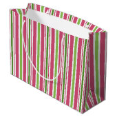 Festivalpink Candy Stripes Geschenktasche Große Geschenktüte (Rückseite Schrägansicht)