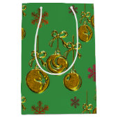 Festivals Gold Baubles auf grünem Weihnachten Mittlere Geschenktüte (Vorderseite)