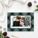 Festivals Grün und Rose Gold Tartan Kariertes Foto Folien Feiertagskarte<br><div class="desc">Diese klassische und elegante Weihnachtskarte "Happiest Holidays" mit einem Landschaftsbild, das von einem festlichen und rustikalen, schick-sagebrush grünen und schwarzen tartan karierten Muster gerahmt ist, mit echten Goldfolienakzenten der Rose. Personalisieren Sie Ihre Urlaubsstimmung, die moderne Familiensignatur in der Schrift, das Jahr, und wählen Sie eine zusätzliche Nachricht auf der Rückseite...</div>
