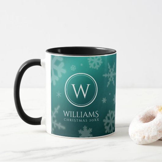 Festivals Light Blue Foil Snowflakes Monogram Name Tasse (Mit Donut)