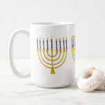 Festivals Menorah Hanukkah Blue Candles Illustrati Kaffeetasse<br><div class="desc">Imitate Goldfolie menorah Kerzen für Ihre Hanukka Feier. Whimsical menorah Illustration mit weißen Sternen bedeckte Himmelskerzen auf einem Imitat Gold menorah Kerzenständer. Menorah elegante Sterne Hanukkah illustrierte Design Geschenke und Papierprodukte.</div>