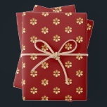 Festivals Trendy Christmas Red & Gold Daisy Geschenkpapier Set<br><div class="desc">Stilvoll und einzigartig. Diese festlichen Papierumhüllungsblätter sind mit einem goldenen Blumenmuster und einem eleganten,  roten Hintergrund versehen. Ideal für Familien Weihnachten Urlaub Geschenkverpackung. Die vollständige Sammlung finden Sie hier:https://www.zazzle.com/collections/initial_monogram_floral_honeycomb-119549390995005146</div>