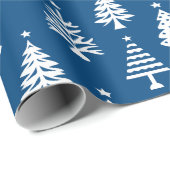 Festive Blue and White Christmas Tree Pattern Geschenkpapier (Rolleneckpunkt)