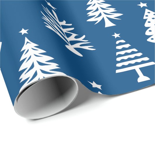 Festive Blue and White Christmas Tree Pattern Geschenkpapier (Rolleneckpunkt)