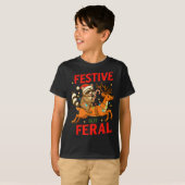 Festive But Feral Funny Christmas Raccoon Riding R T-Shirt (Vorne ganz)