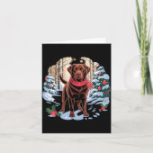 Festive Chocolate Lab In Snowy Forest Winter Xmas  Karte (Vorderseite)