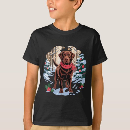 Festive Chocolate Lab In Snowy Forest Winter Xmas T-Shirt (Vorderseite)