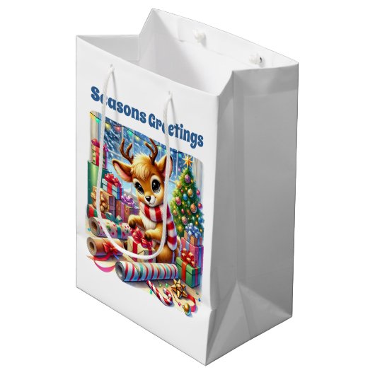Festive Christmas customizable wrapping reindeer Mittlere Geschenktüte (Vorderseite Schrägansicht)