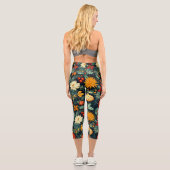 Festive Christmas Floral | Holiday Botanical Capri Leggings (Rückseite)