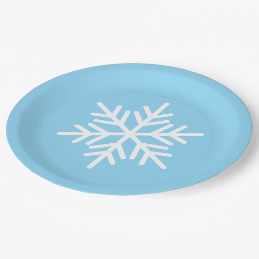 Festive Fun White Alpine Snowflake On Light Blue Pappteller (Schrägansicht)