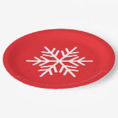 Festive Fun White Nordic Snowflake On Bright Red Pappteller (Schrägansicht)