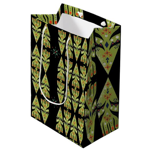 Festive Gift Wrap Green Black Pattern Mittlere Geschenktüte (Vorderseite Schrägansicht)