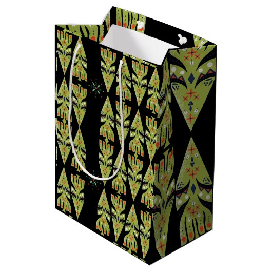 Festive Gift Wrap Green Black Pattern Mittlere Geschenktüte (Rückseite Schrägansicht)