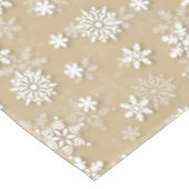 Festive Gold and White Christmas Holiday Snowflake Tischdecke (Schrägansicht)