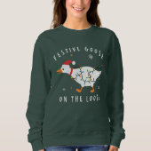 Festive Goose On The Loose Funny Holiday Sweatshirt (Vorderseite)