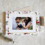 Festive Holly Pattern Frohe Weihnachten Foto Folien Feiertagspostkarte<br><div class="desc">Frohe Weihnachten! Senden Sie Ihre herzlichen Grüße an Familie und Freunde mit dieser anpassbaren Weihnachtspostkarte. Es zeichnet sich durch ein höllisches Wasserfarbenmuster aus. Personalisieren Sie diese Weihnachtskarte aus Goldfolie,  indem Sie Ihre Daten hinzufügen. Diese botanische Weihnachtskarte ist in anderen Farben und mit einem Karton erhältlich.</div>