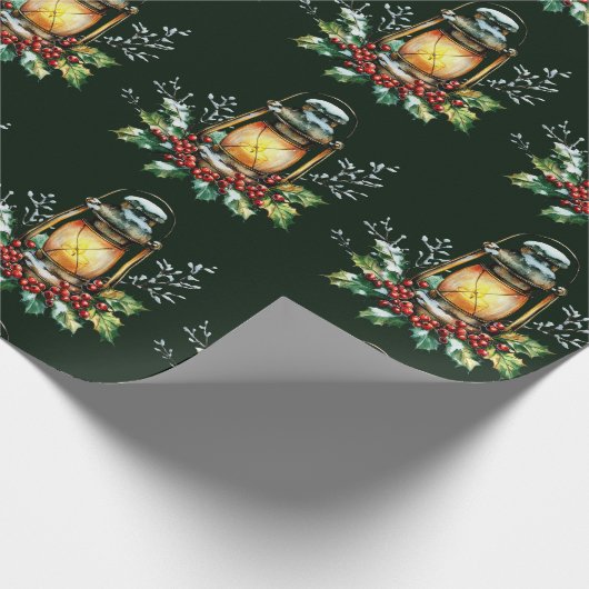 Festive Lantern Nestled in Holly – Seasonal Glow Geschenkpapier (Ecke)