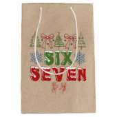 Festive Meme "Six Seven" 6 7 Xmas Kraft Mittlere Geschenktüte (Vorderseite)