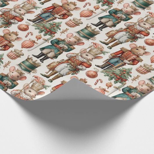 Festive Nutcracker Mice with Holiday Decor Geschenkpapier (Ecke)