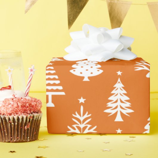 Festive Orange and White Christmas Tree Pattern Geschenkpapier (Geburtstagsparty)