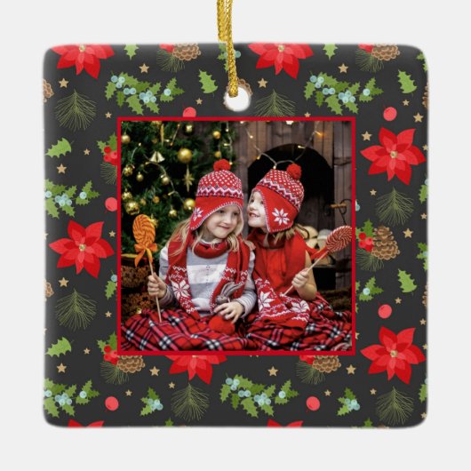 Festive Poinsettia and Berries Christmas Keramikornament (Vorderseite)