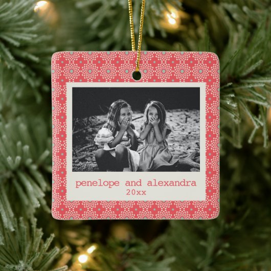 Festive Red Dot Pattern Stilvolles Personalisierte Keramikornament (Baum)