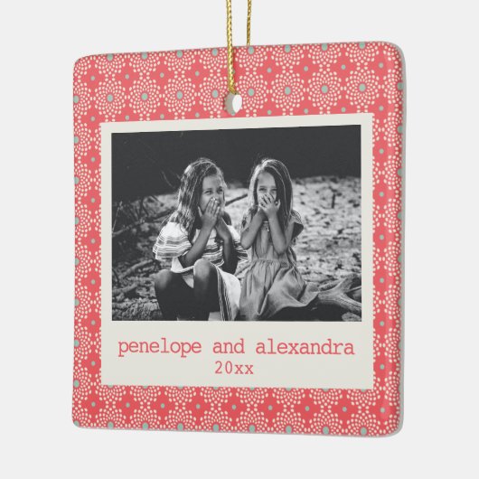 Festive Red Dot Pattern Stilvolles Personalisierte Keramikornament (Links)