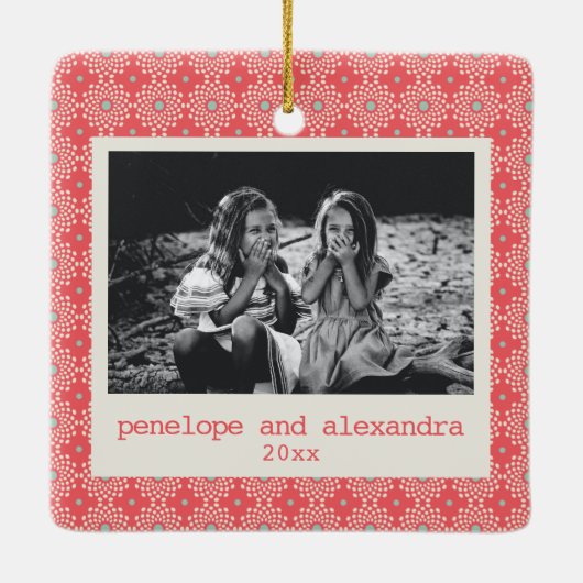 Festive Red Dot Pattern Stilvolles Personalisierte Keramikornament (Rückseite)