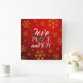 Festive Red Love, Peace, and Joy with Snowflakes Quadratische Wanduhr (Zuhause)