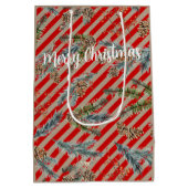 Festive Red Stripe Pine Spruce Cones Kraft Holiday Mittlere Geschenktüte (Rückseite)