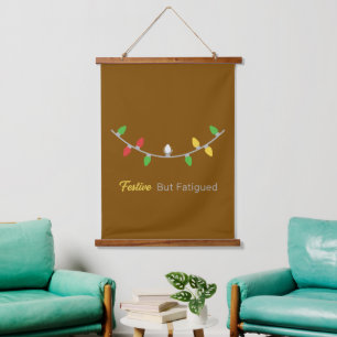 Festlich aber erschöpft Lustige Weihnachtsfeiertag Wandteppich Mit Holzrahmen