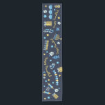 Festlich Hanukkah Personalisiert Menorah Dreidel Kurzer Tischläufer<br><div class="desc">Set eines festlichen Hanukkah Party Table & Freuen Sie sich auf Ihren glücklichen Empfänger mit einem Tischläufer, der nur für Chanukah entworfen wurde! Unser Hanukkah Personalisierter Menorah Dreidel Custom Table Runner beinhaltet Menorahs, dreidels, Krüge aus Olivenöl, Gelee Donuts und vieles mehr. Plus die Worte Happy Hanukkah kann geändert werden (!),...</div>