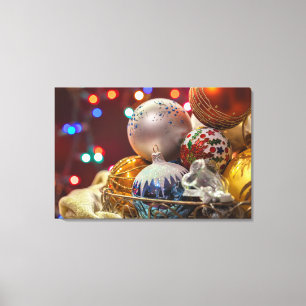 Festliche bunte Weihnachtsdekoration im Korb Leinwanddruck