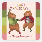Festliche Capybara Weihnachtspuppe mit Familiennam Quadratischer Aufkleber (Vorderseite)