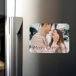 Festliche Elegance Burgundy Frohe Weihnachten Foto Magnet<br><div class="desc">Einfaches Urlaubsmagnet mit Ihrem vollbluten horizontalen Foto mit "Frohe Weihnachten" in eleganter bordeauxfarbener Schrift. Personalisieren Sie den Weihnachtsmagnet mit Ihrem Familiennamen und dem Jahr.</div>