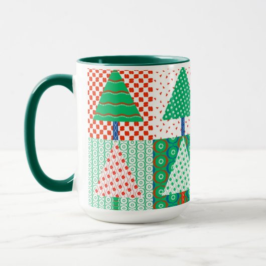 Festliche farbenfrohe Patchwork-Weihnachtsbäume Tasse (Links)