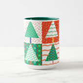 Festliche farbenfrohe Patchwork-Weihnachtsbäume Tasse (Zentrum)