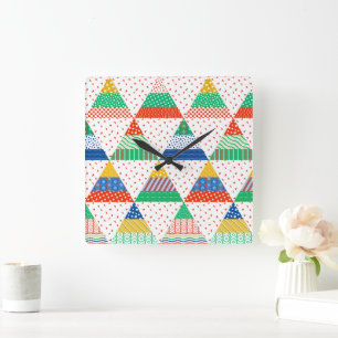 Festliche farbenfrohe Patchwork-Weihnachtsdreiecke Quadratische Wanduhr