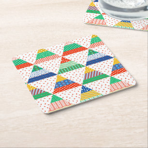 Festliche farbenfrohe Patchwork-Weihnachtsdreiecke Rechteckiger Pappuntersetzer
