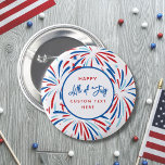 Festliche Feuerwerke Custom 4. Juli Party Button<br><div class="desc">Super fun 4. Juli Party Button mit bunten Feuerwerk und 3 Zeilen Text nach Maß. Es ist so einfach,  es anzupassen! Ideal für ein festliches 4. Juli Unabhängigkeitstag Gastgeschenk,  Sommer-GRILLEN,  Corporate Cookout,  Wiedersehen oder politische Wahlkampagne. Karo unten alle passenden Artikel in unserer Kollektion ab.</div>