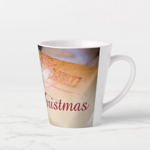 Festliche Geschenke als Weihnachtsmotiv Milchtasse
