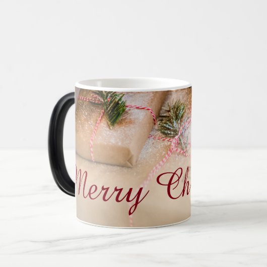 Festliche Geschenke als Weihnachtsmotiv Verwandlungstasse (Vorderseite Links)