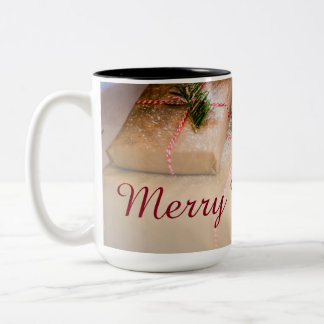Festliche Geschenke als Weihnachtsmotiv Zweifarbige Tasse