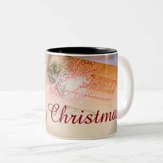 Festliche Geschenke als Weihnachtsmotiv Zweifarbige Tasse (VorderseiteRechts)