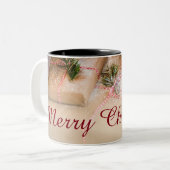 Festliche Geschenke als Weihnachtsmotiv Zweifarbige Tasse (Vorderseite Links)